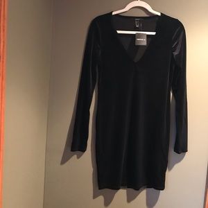 Black Velvet Dress Forever 21 Size Large LS V Neck